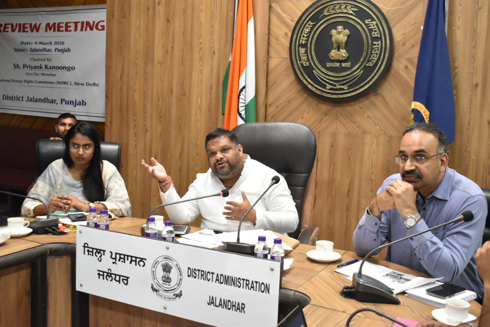 रेस्तरां, क्लब और अन्य लाइसेंस प्राप्त खाने-पीने की जगहों को रात 12 बजे तक पूरी तरह बंद करने के आदेश