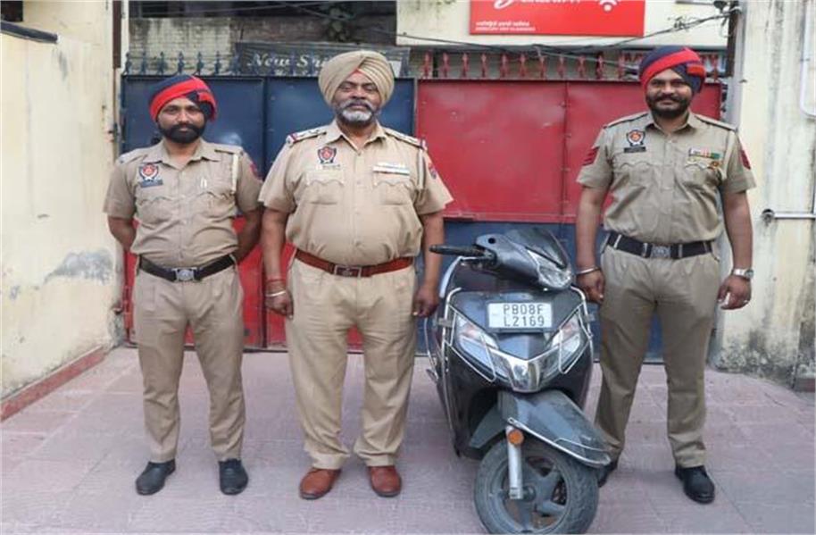 Two arrested on charges of mobile snatching, Activa recovered