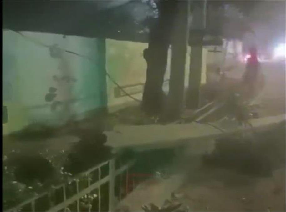 Chaos caused by falling power lines on BSF Chowk, traffic system affected