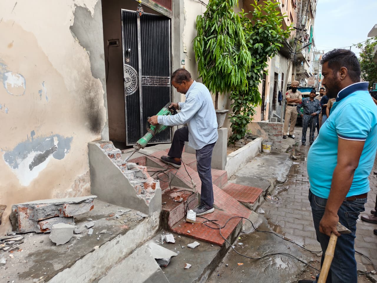 युद्ध नशे के विरूद्ध" के तहत जालंधर में नशा तस्कर के गैर-कानूनी निर्माण को किया ध्वस्त