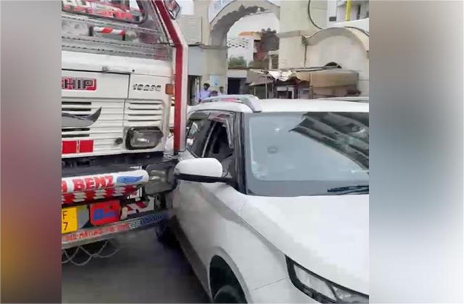गुरु नानक मिशन चौक में पेट्रोल टैंकर और कार की टक्कर, बड़ा हादसा टला