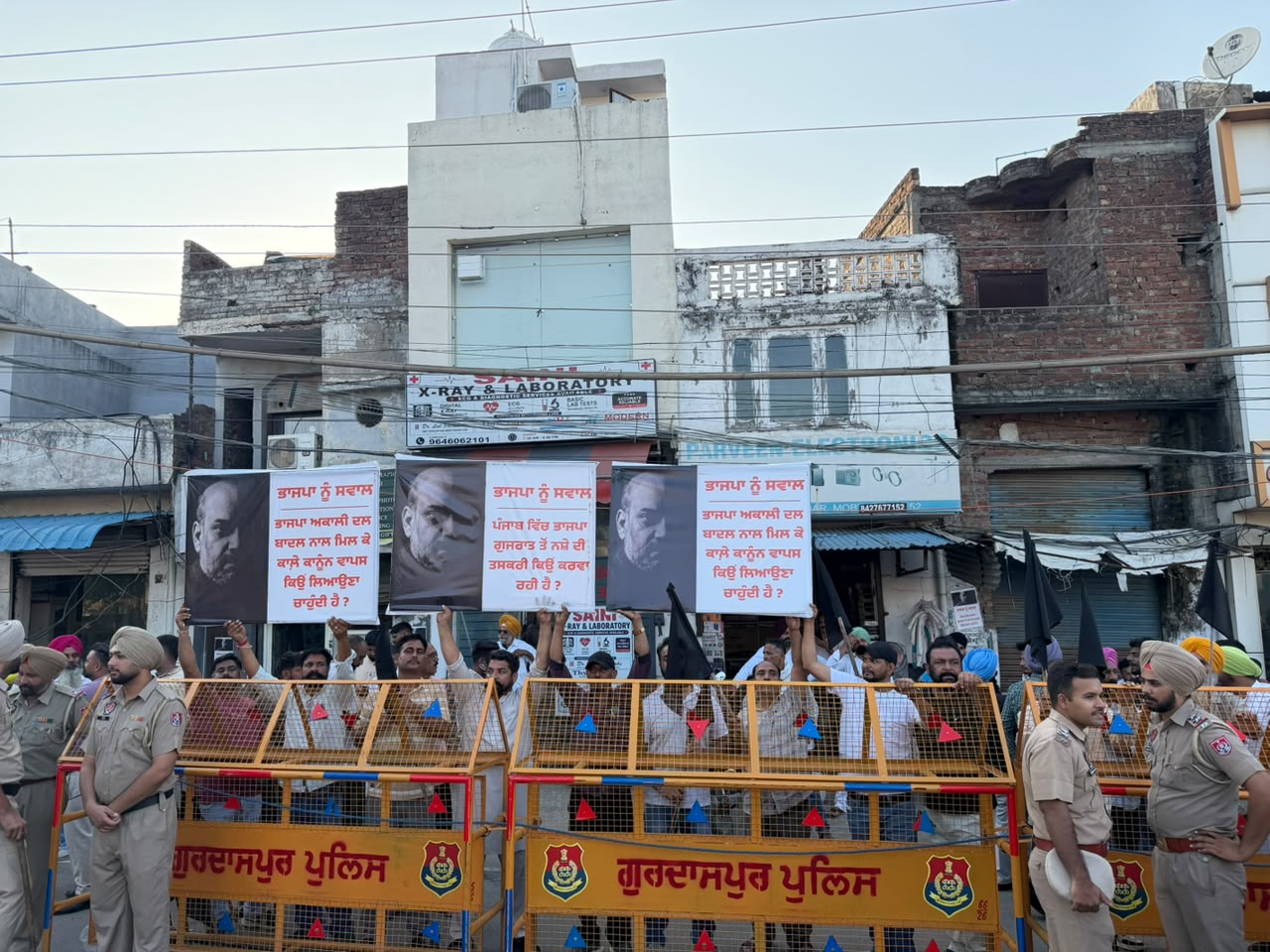 आप कार्यकर्ताओं ने 'नशा मुक्त पंजाब यात्रा' पर भाजपा से नशों, पंजाब के पानी और अकाली दल (बादल) के साथ गठबंधन से पूछे 3 सवाल