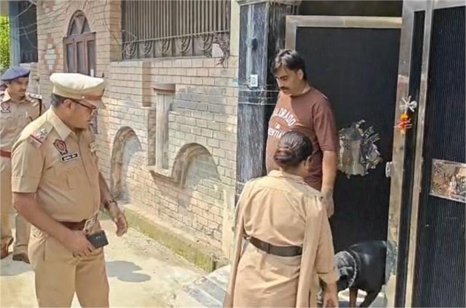 पुलिस कार्रवाई के दौरान घर में मिला कथित नशा तस्कर, हिरासत में लिया गया