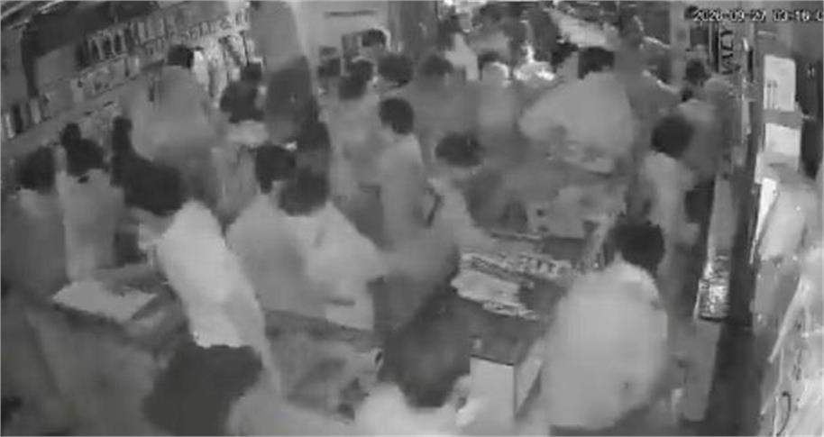 LPU शॉपिंग सेंटर लूटकांड: नई CCTV में दिखे दर्जनों छात्र, शटर खुलते ही दुकान में घुसे