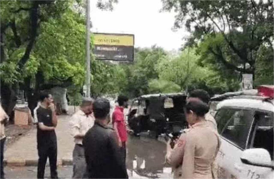 कचहरी चौक के पास संदिग्ध युवक का हंगामा, पुलिस पूछताछ के दौरान गला घोंटने की कोशिश