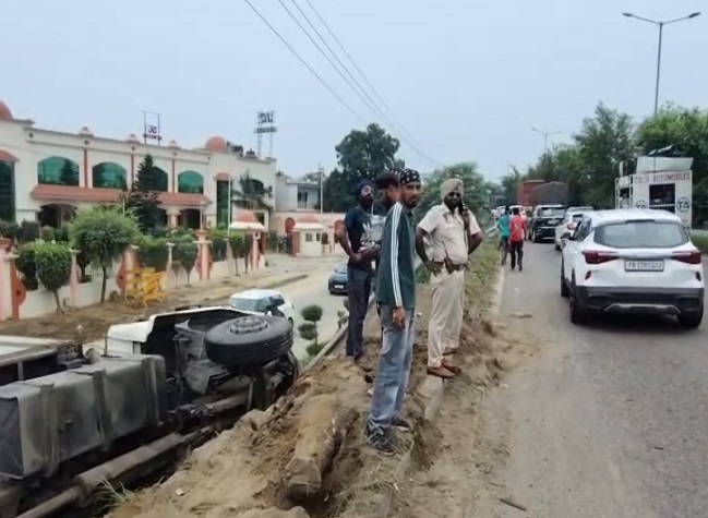 खराब बस को बचाने के प्रयास में फ्लाईओवर से नीचे गिरा टिप्पर, बड़ा हादसा टला