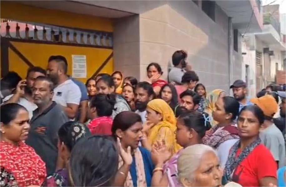 जालंधर के किशनपुरा स्थित स्कूल में बच्चों की लड़ाई के बाद हंगामा, परिजन पहुंचे स्कूल; पुलिस ने संभाला मोर्चा