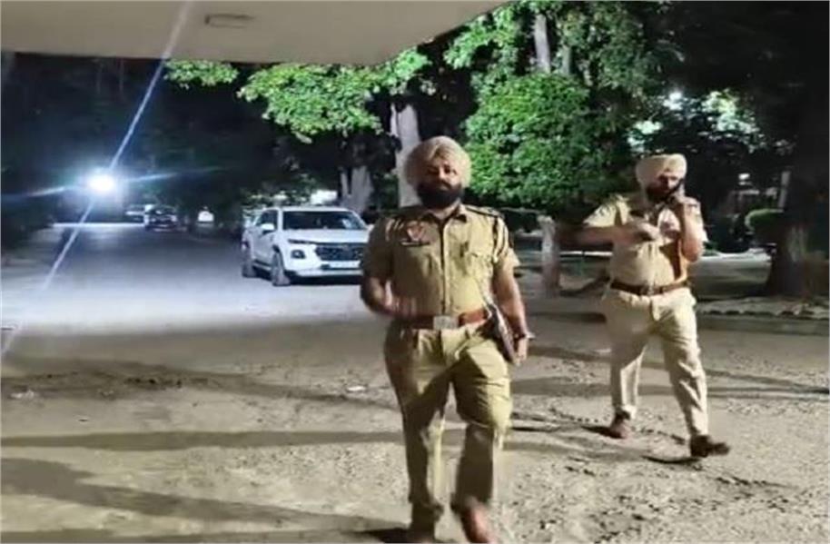 बटाला में दिनदहाड़े फायरिंग: बाइक सवार हमलावरों ने दो युवकों को मारी गोली, अमृतसर रेफर