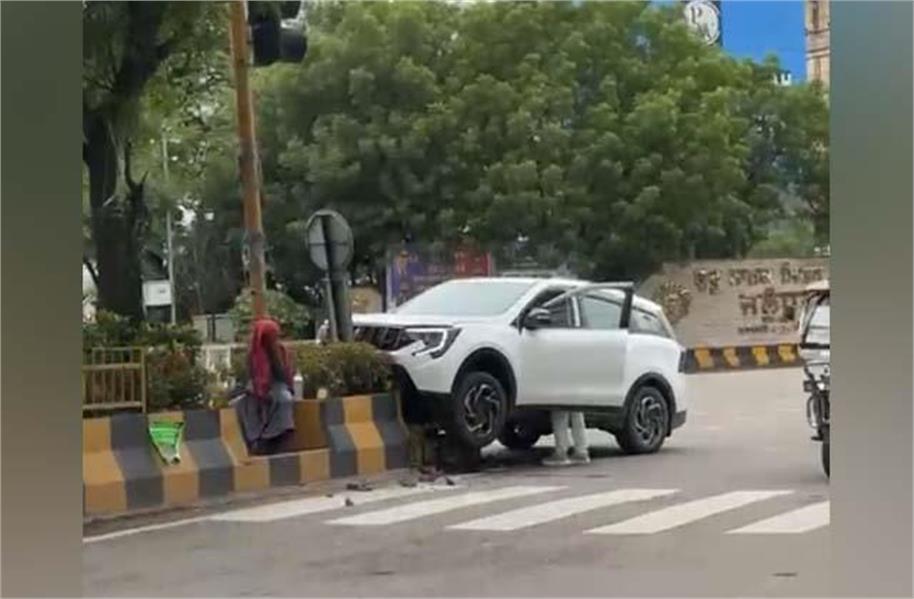 गुरु नानक मिशन चौक पर तेज रफ्तार कार डिवाइडर से टकराई, बड़ा हादसा टला