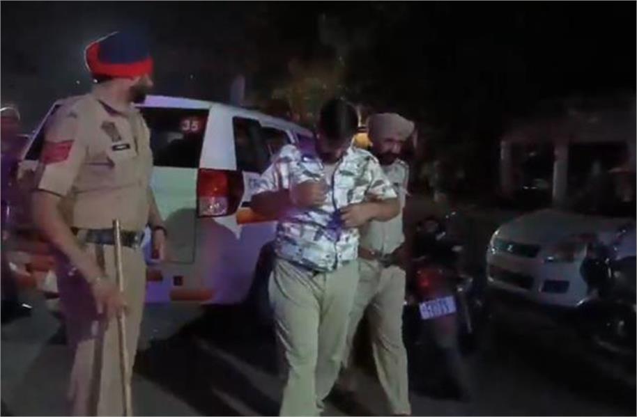 पुलिस चौकी के बाहर से फरार हुआ युवक, फिल्मी अंदाज में पीछा कर फिर दबोचा
