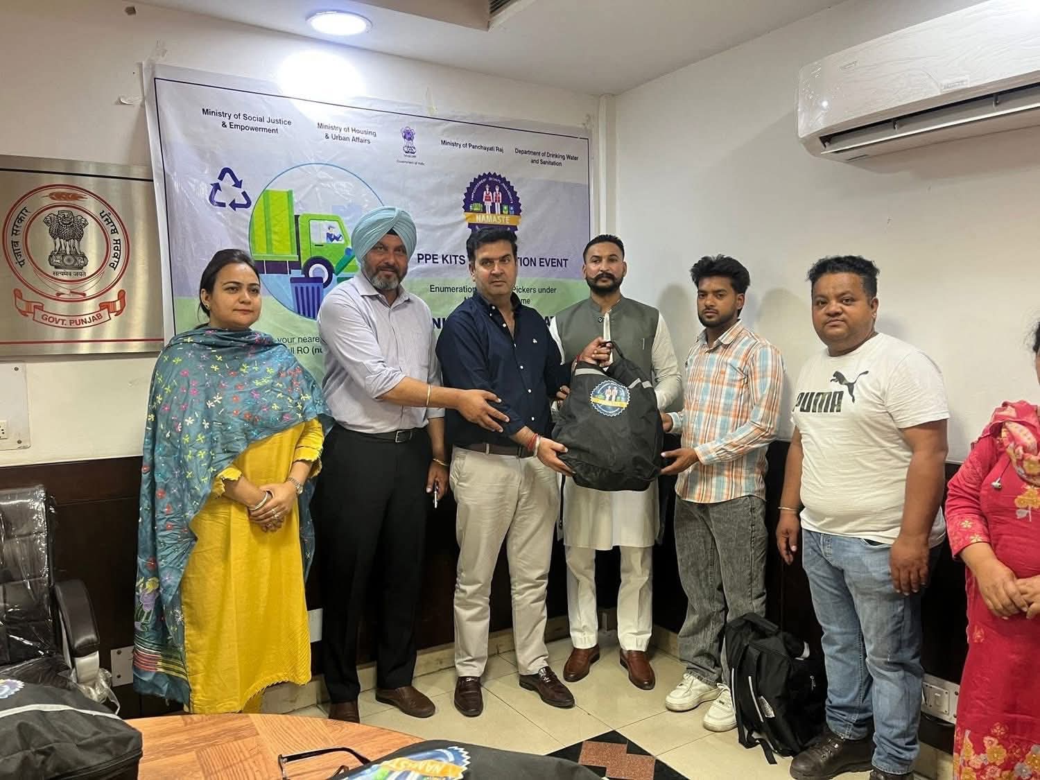 जालंधर: स्वच्छ भारत मिशन के तहत सफाई कर्मचारियों को PPE किट वितरित