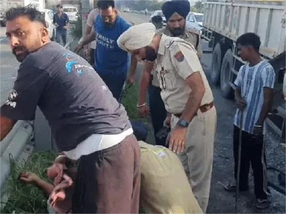 गोराया फ्लाईओवर पर CNG सिलेंडरों से भरे ट्रक की टिप्पर से टक्कर, चालक गंभीर घायल