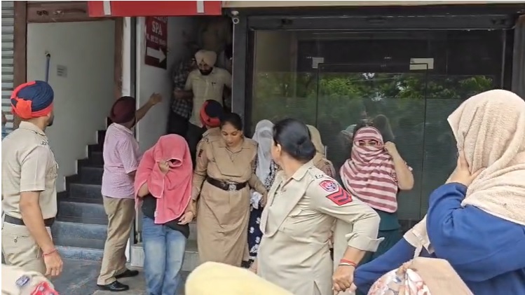 गढ़ा रोड स्थित स्पा सेंटर में पुलिस की रेड, कई युवक-युवतियां हिरासत में