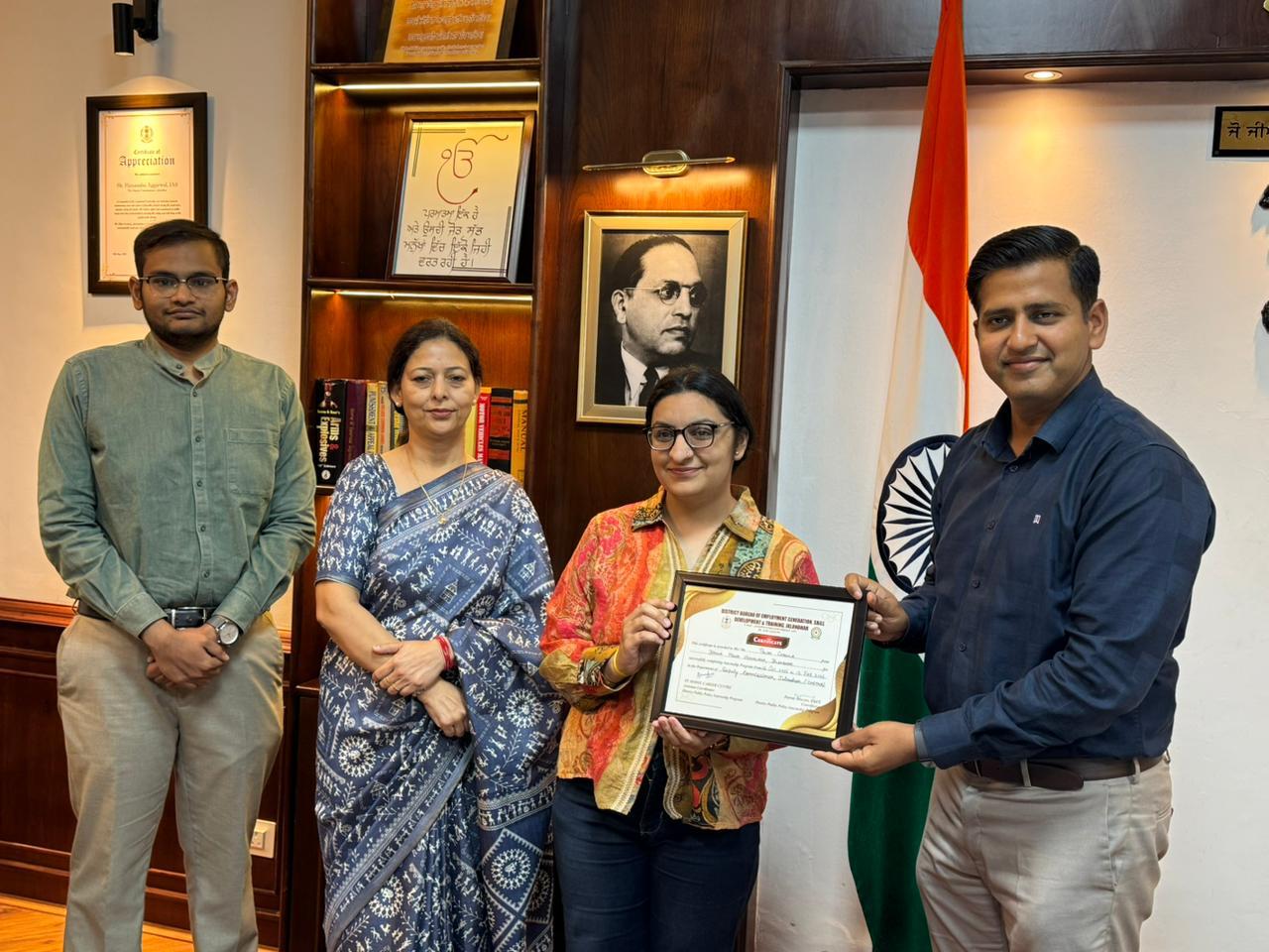 डिप्टी कमिश्नर द्वारा इंटर्न्स को सर्टिफिकेट प्रदान, उज्ज्वल भविष्य के लिए दी गई शुभकामनाएं