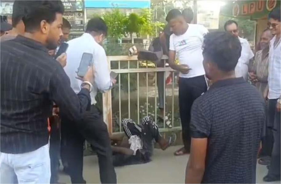 फगवाड़ा में मोबाइल स्नैचिंग के बाद हंगामा, लोगों ने पीछा कर तीन युवकों को पकड़ा