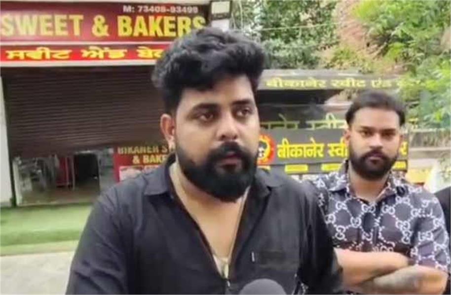 शटर उखाड़कर स्वीट्स की दुकान में चोरी, 92 हजार रुपये नकद और डीवीआर ले गए चोर