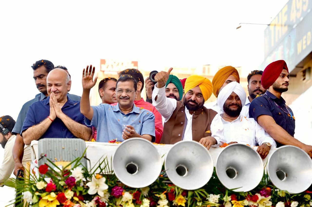 मोहाली में AAP का शक्ति प्रदर्शन: केजरीवाल और भगवंत मान ने रोड शो में गिनाईं सरकार की उपलब्धियां, विपक्ष पर साधा निशाना