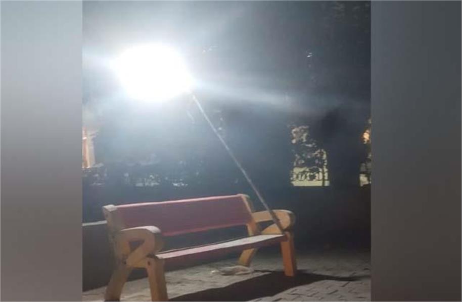 स्मार्ट सिटी के दावों पर सवाल: फुटबॉल चौक के पास पार्क में लकड़ी के सहारे जल रही स्ट्रीट लाइट