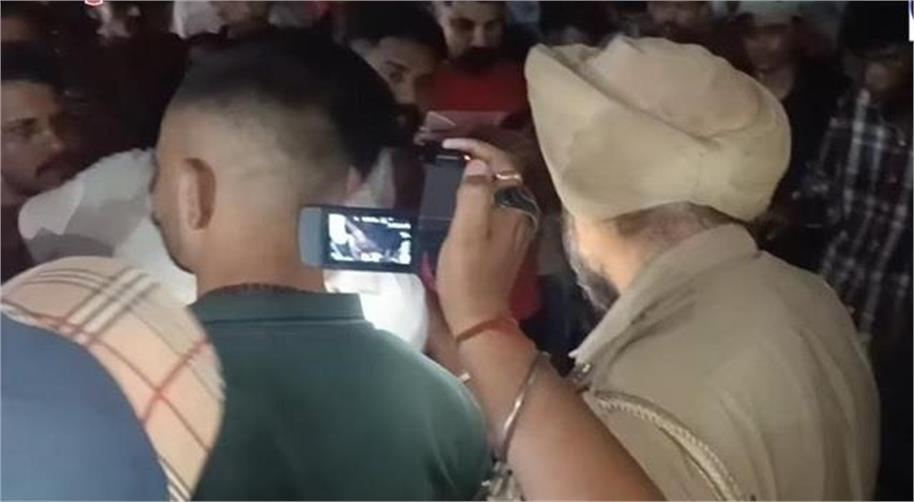 नशीले कैप्सूल और गांजे सहित युवक पकड़ा, पुलिस कार्रवाई के दौरान मां-बहन ने किया हंगामा