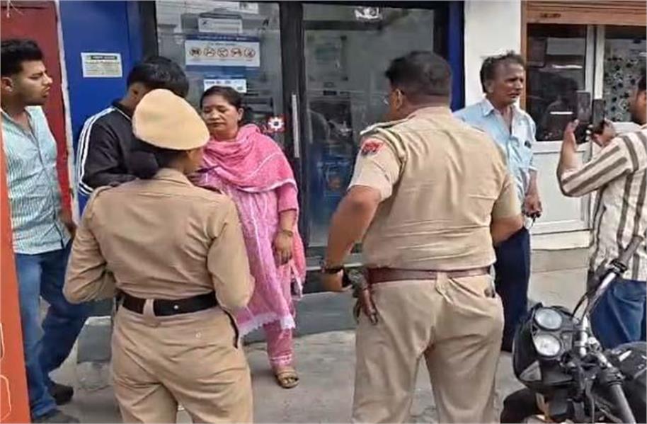 जालंधर: ATM पर ठगी का नया तरीका, महिला के खाते से मिनटों में कई बार निकाले पैसे