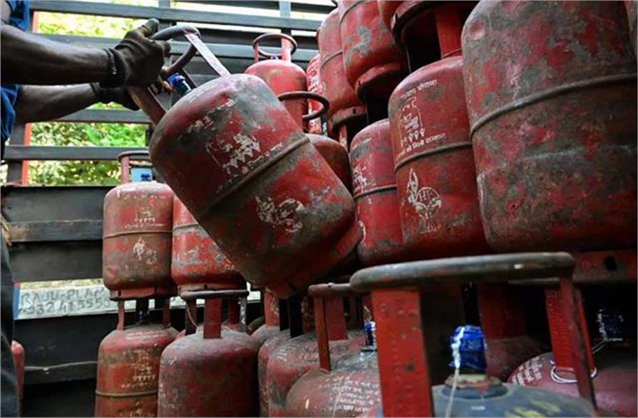 अमेरिका–ईरान तनाव और स्ट्रेट ऑफ हार्मुज़ विवाद से बढ़ी चिंता, 10-15 दिन की देरी से मिल रहे सिलेंडर