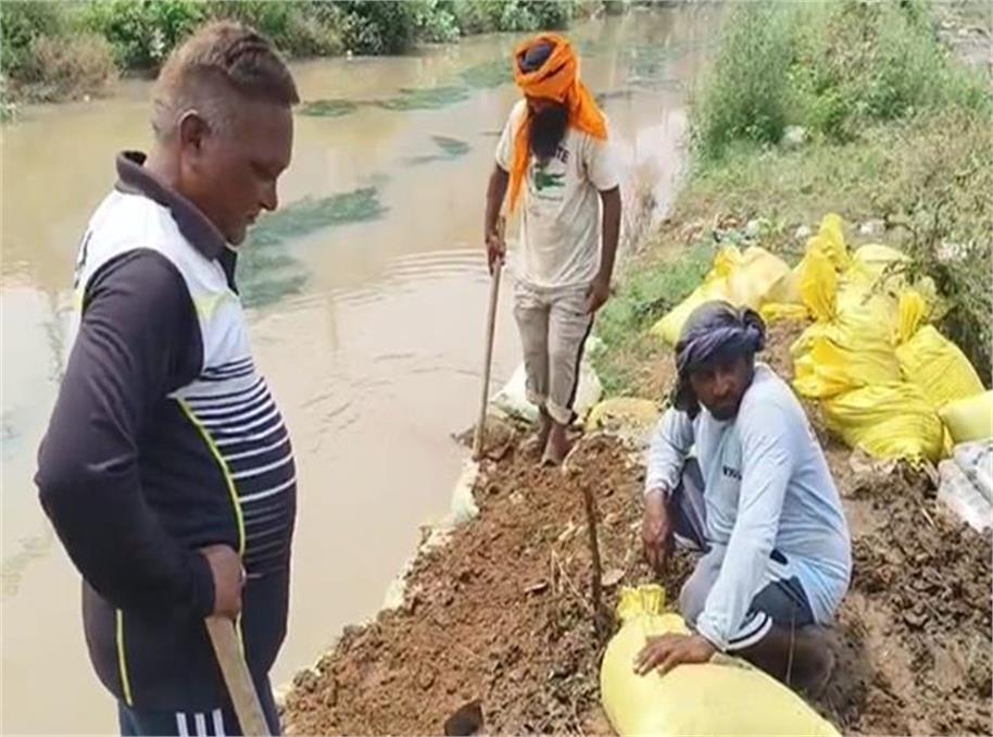 गदईपुर में नहर का बांध टूटा, कॉलोनियों में घुसा पानी; प्रशासन ने संभाला मोर्चा