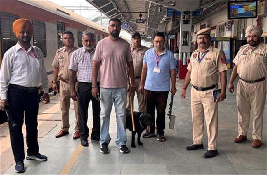 स्वतंत्रता दिवस से पहले रेलवे स्टेशन पर हाई अलर्ट, डॉग स्क्वायड के साथ चला सर्च अभियान