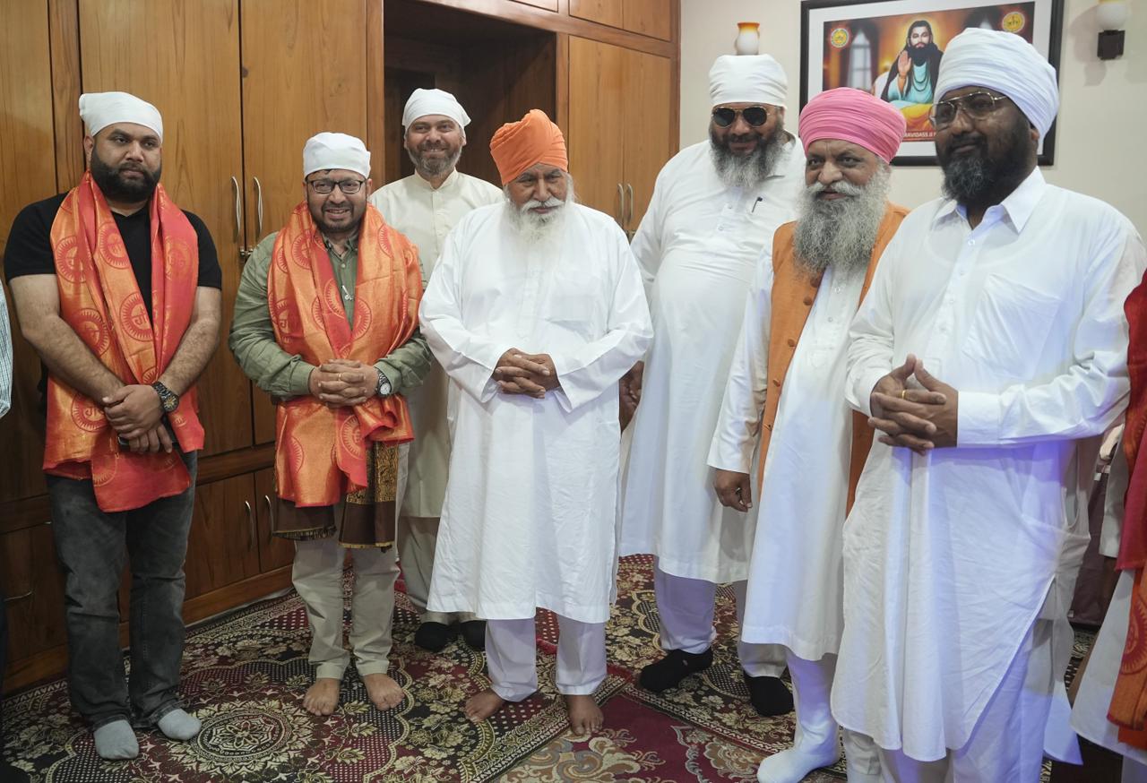 कैबिनेट मंत्री डा. रवजोत सिंह डेरा सचखंड बल्लां में हुए नतमस्तक     राज्य की चढ़ती कला के लिए की अरदास