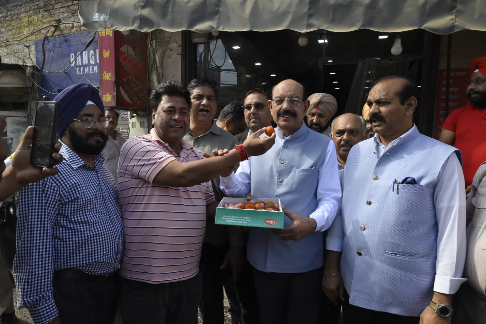 1.90 करोड़ की लागत से सड़क और सीवरेज का काम पूरा होने पर इलाकावासियों ने कैबिनेट मंत्री मोहिंदर भगत को किया सम्मानित