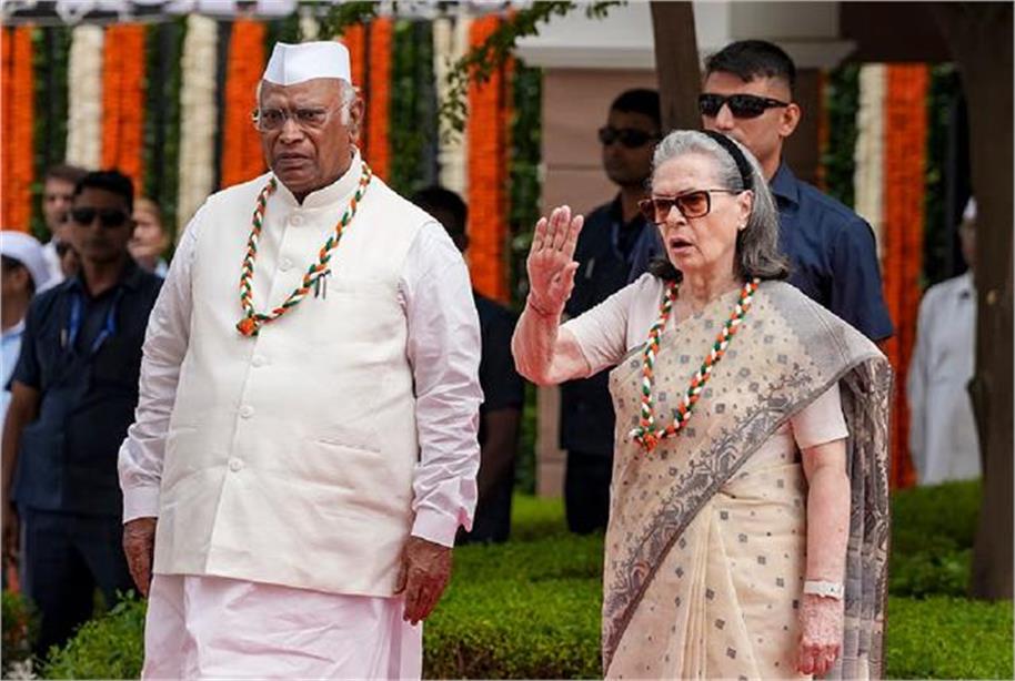 वंदे मातरम विवाद पर बढ़ी सियासत, सोनिया गांधी के खिलाफ शिकायत दर्ज