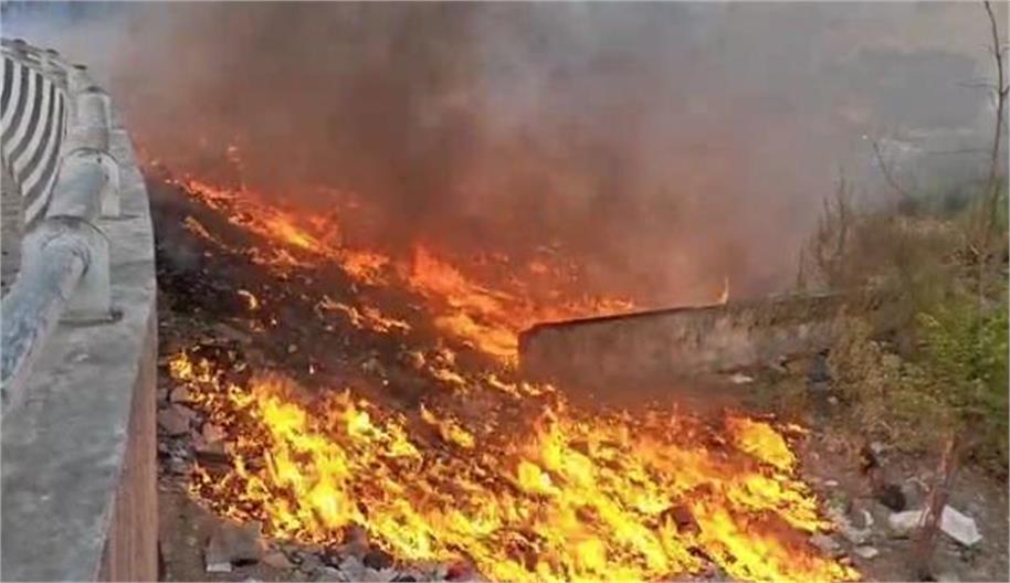 दमोरिया पुल के नीचे कूड़े में लगी भीषण आग, इलाके में फैला धुएं का गुबार