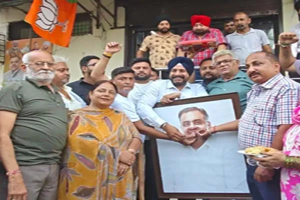 तरुण चुघ को भाजपा का राष्ट्रीय कार्यालय प्रभारी बनाए जाने पर अमृतसर में जश्न