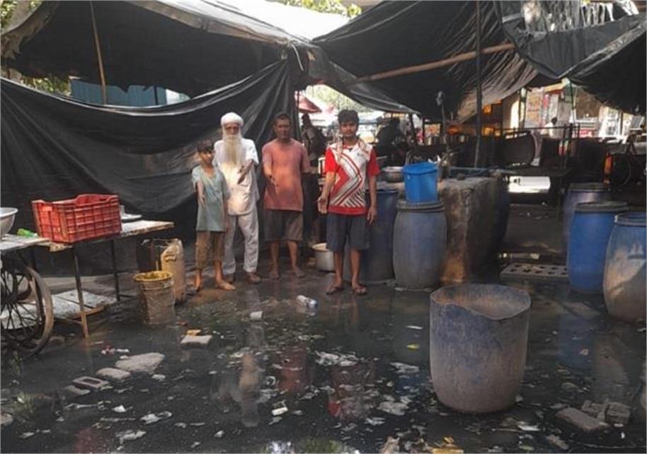 लाखों की लागत से बना वेंडिंग जोन बदहाली का शिकार, सीवरेज जाम से दुकानदार परेशान