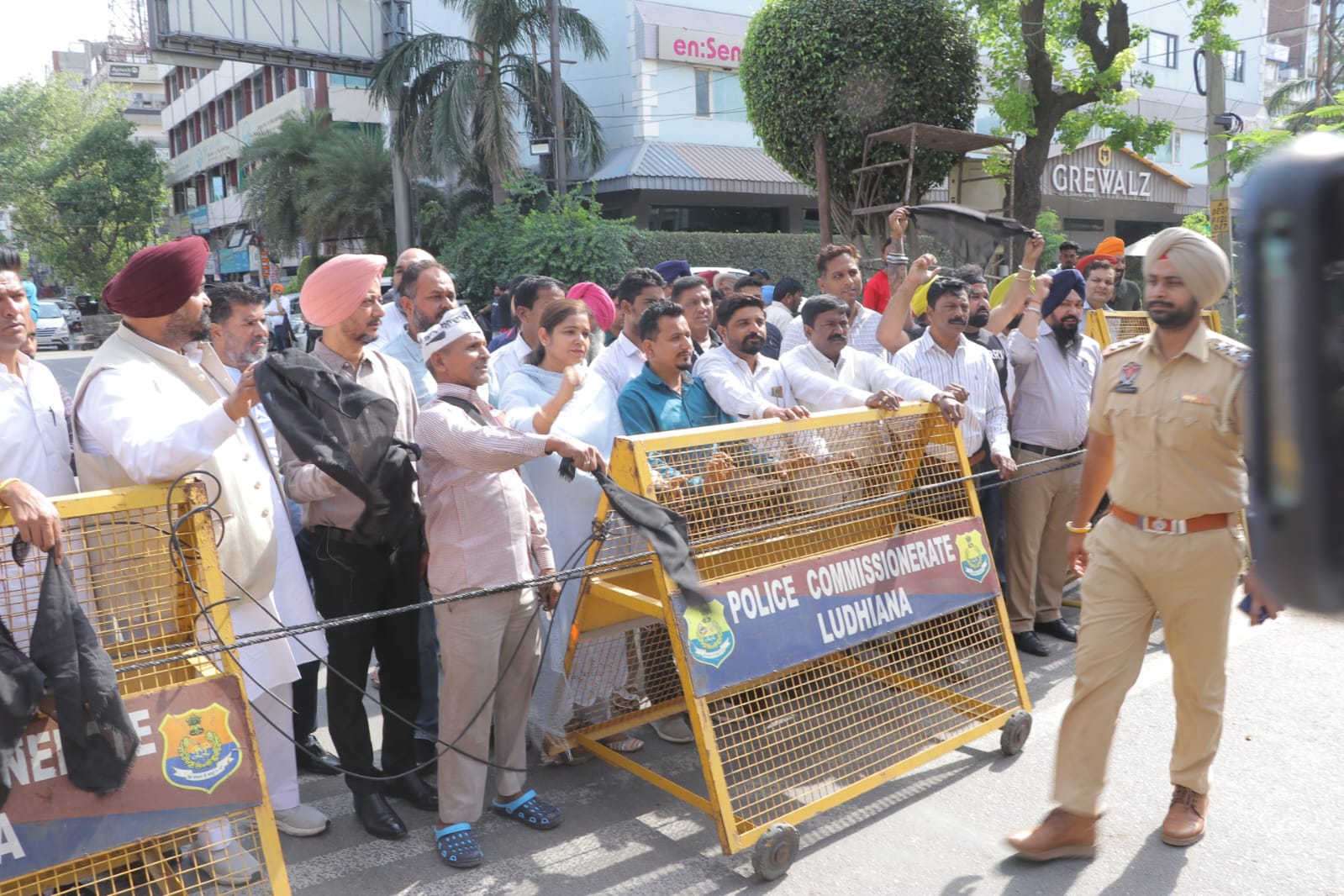 आप' ने हरियाणा के मुख्यमंत्री नायब सिंह सैनी का काले झंडों से किया विरोध