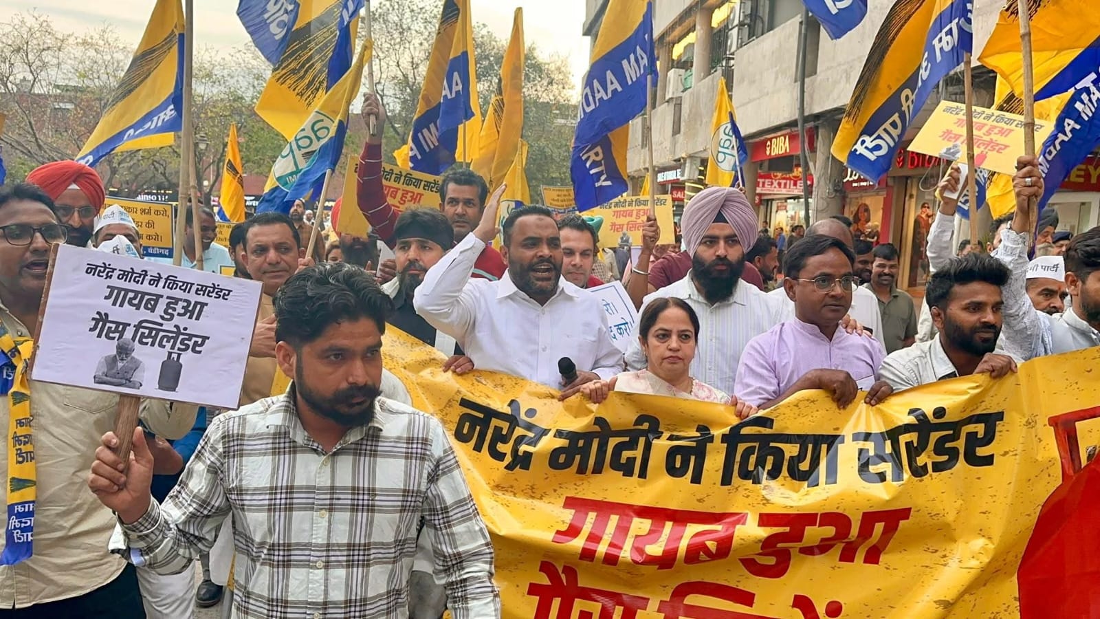 स्मृति ईरानी का 'सिलेंडर डांस' अब कहां गया? चंडीगढ़ के सेक्टर-17 में आप का मोदी सरकार की लूट के खिलाफ उग्र प्रदर्शन