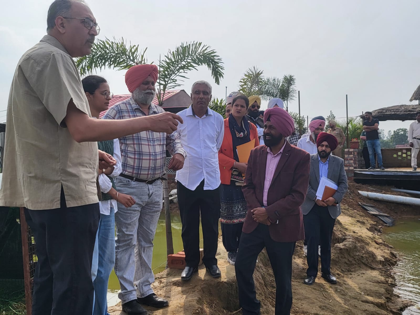 मत्स्य पालन विभाग के सचिव द्वारा गांव जैतोवाली के मछली तालाब का दौरा