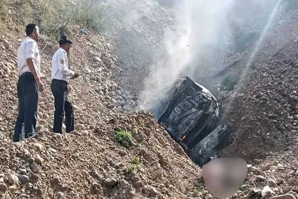 ऊना में दर्दनाक हादसा: खाई में गिरी कार में लगी आग, 2 श्रद्धालुओं की मौत