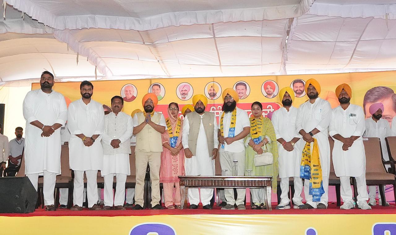 शिरोमणि अकाली दल को बड़ा झटका, पूर्व विधायक वरिंदर कौर लूंबा और करण सिंह डीटीओ 'आप' में शामिल