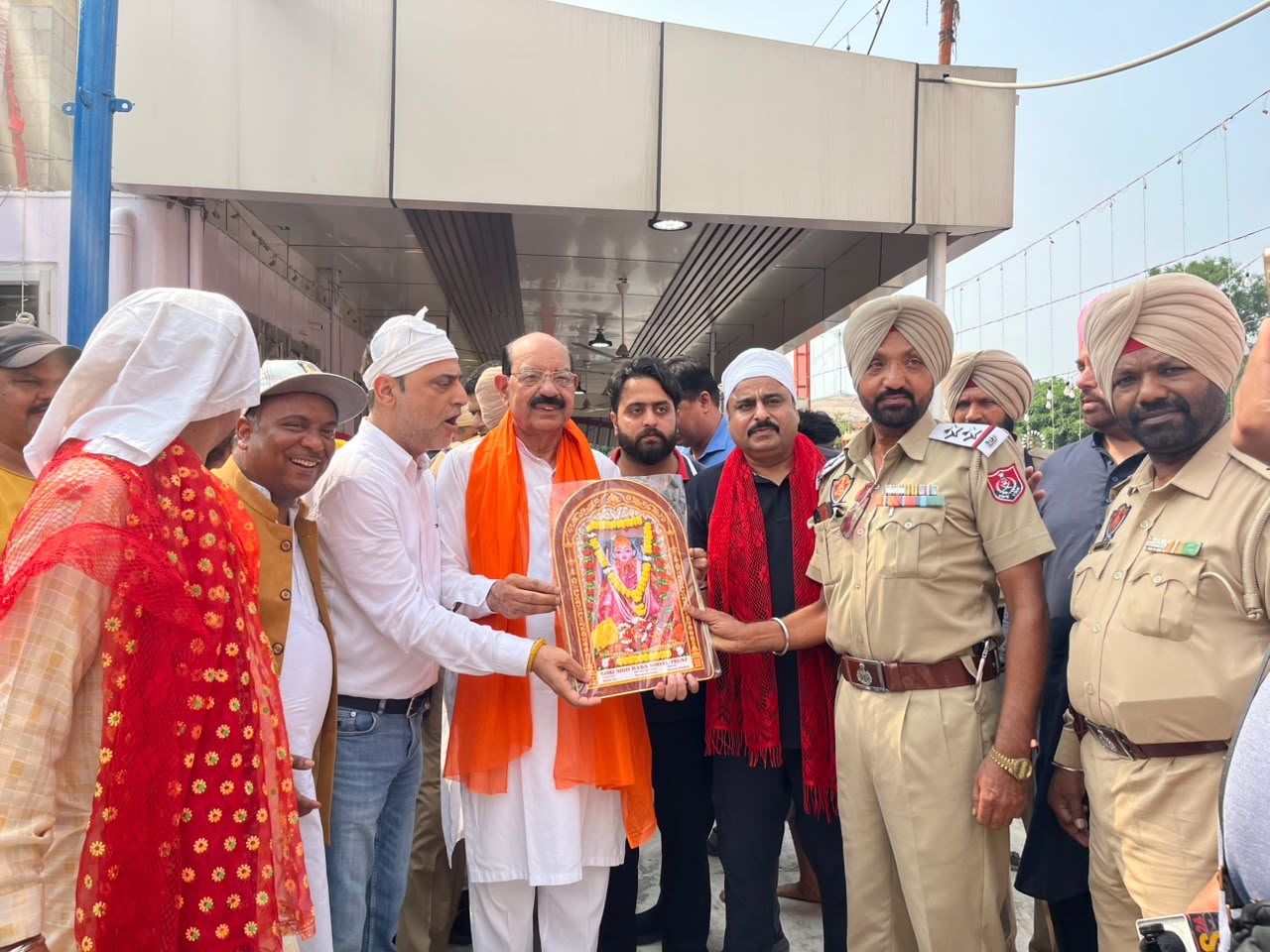 कैबिनेट मंत्री मोहिंदर भगत श्री सिद्ध बाबा सोढल मंदिर में हुए नमस्तक