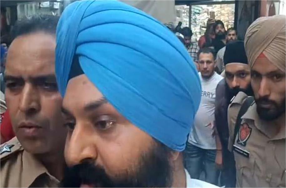 जालंधर के तंग शेखा बाजार में प्रधानगी को लेकर दो कारोबारी गुटों के बीच विवाद