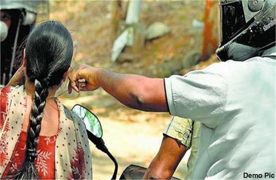 जालंधर में दिनदहाड़े स्नैचिंग, महिला की सोने की बालियां छीनकर फरार हुए बाइक सवार