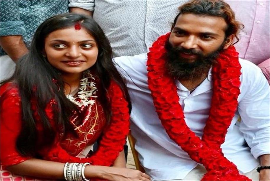 कुंभ से वायरल मोनालिसा भोंसले की शादी पर बवाल, मानव अधिकार आयोग का नोटिस