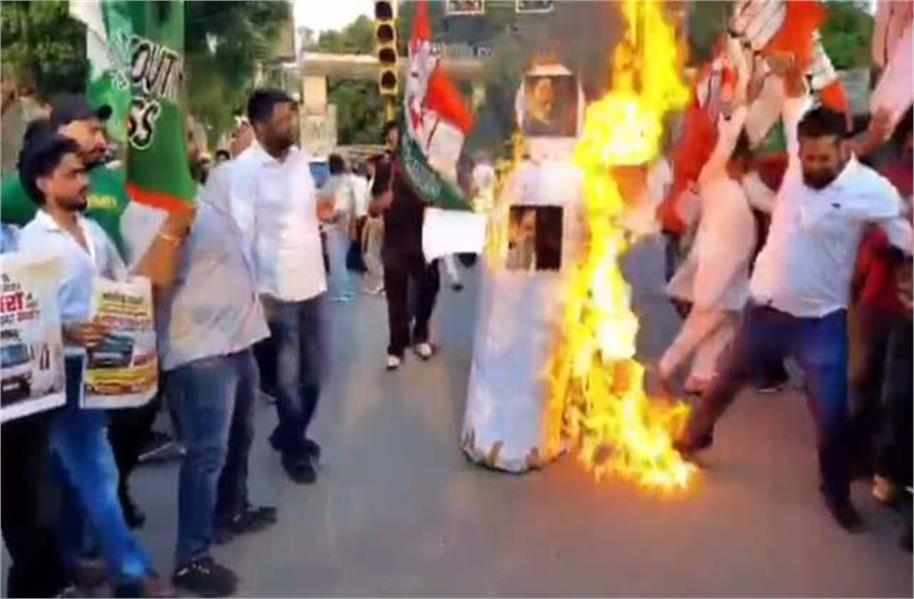 भाजपा के खिलाफ यूथ कांग्रेस का प्रदर्शन, पुतला दहन के दौरान आग की चपेट में आए पार्षद शालू बाजू