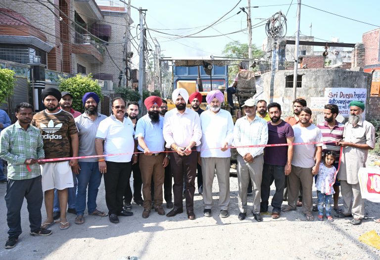 ਕਰਮਜੀਤ ਸਿੰਘ ਰਿੰਟੂ ਵੱਲੋਂ 88 ਫੁੱਟ ਮੇਨ ਰੋਡ ਦੇ ਪ੍ਰੀਮਿਕਸ ਕੰਮ ਦਾ ਉਦਘਾਟਨ