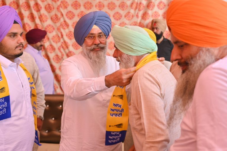 तरनतारन में अकाली दल को एक और झटका, गाँव मन्नण दीआं बहकां से जसनदीप सिंह और उनका परिवार आम आदमी पार्टी में शामिल