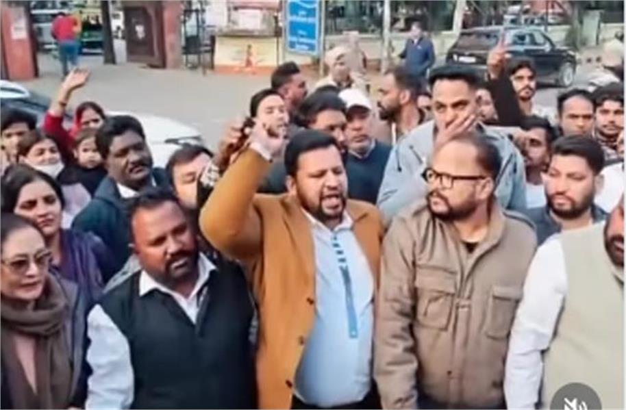 You are currently viewing ਜਾਲੰਧਰ ’ਚ ਲਾਪਰਵਾਹੀ ਭਰਿਆ ਪ੍ਰੋਟੈਸਟ ਚਰਚਾ ਦਾ ਕੇਂਦਰ ਬਣਿਆ