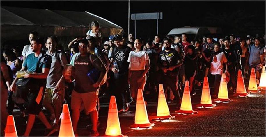 You are currently viewing अमेरिका में अवैध प्रवासियों के लिए ट्रंप प्रशासन का ‘गोल्डन चांस’