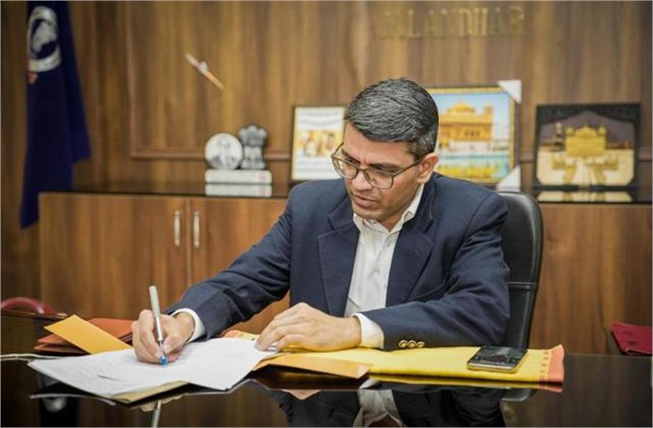 You are currently viewing आईएएस रामवीर सिंह ने संभाला जालंधर डिविजनल कमिश्नर का पदभार