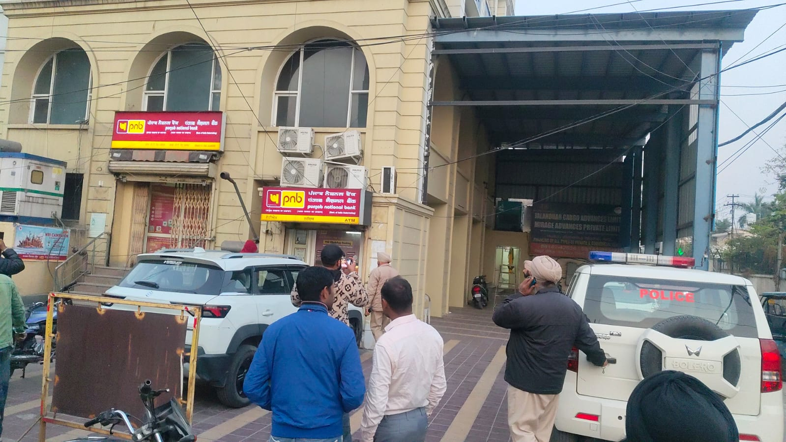 You are currently viewing कूल रोड पर दर्दनाक हादसा: कमर्शियल बिल्डिंग से नीचे गिरने पर एक मजदूर की मौत