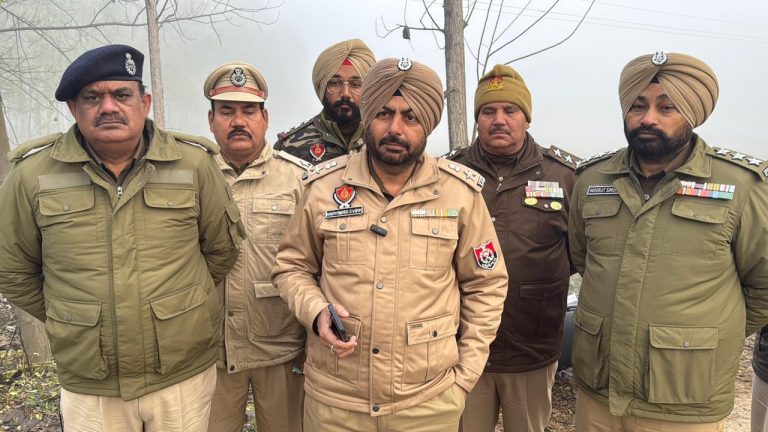 Read more about the article दो पिस्तौल (.32 बोर), 3 जिंदा कारतूस, 3 खाली खोल और अपराध में इस्तेमाल किया गया मोटरसाइकिल बरामद